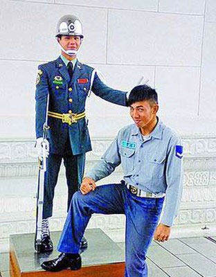 台军再爆"不雅照" 军校生发帖晒露臀照(组图)