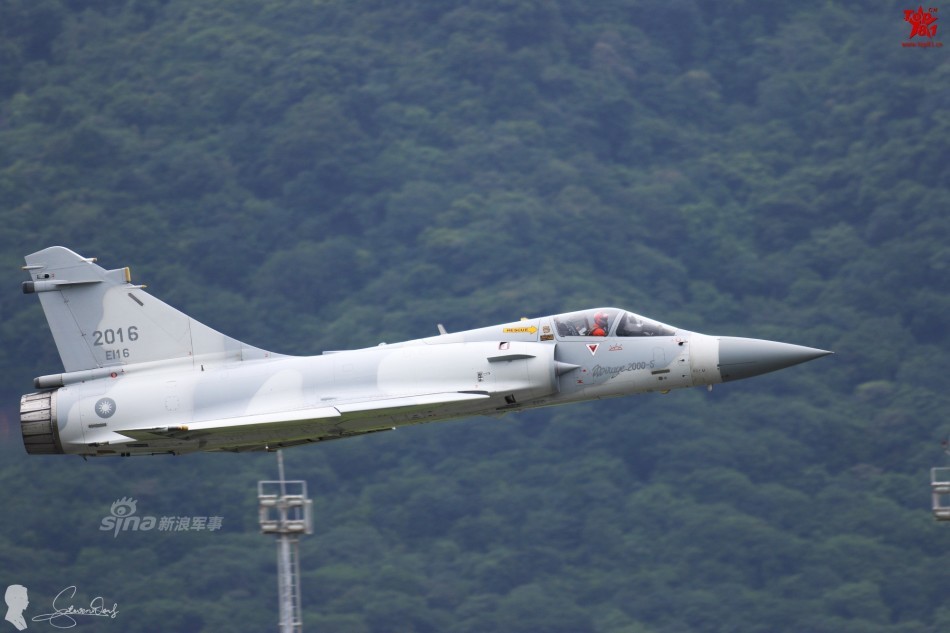 歼8枪挑它:台湾省空军幻影2000战斗机秀战力_军事图片_中国台湾网
