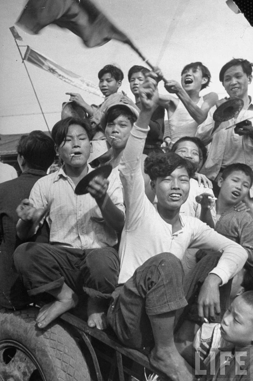 上世纪反攻大陆口号下的台湾军民女生集训做家务