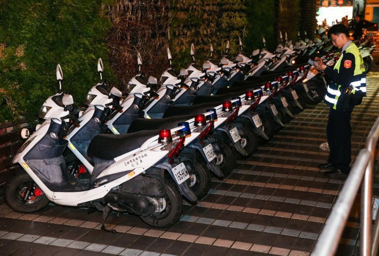 组图:台北松山派出所凌晨3时发生火警 15辆警车被毁_台湾万象_中国