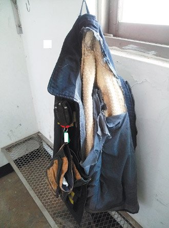 衣破损鞋进水台湾消防员装备被嘲乞丐衣图