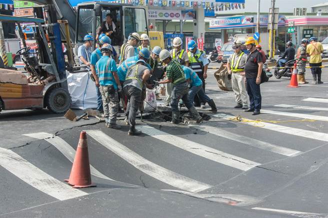 高雄道路疑因施工崩塌 台电开挖路面找原因(图) 高雄道路疑因施工崩塌 台电开挖路面找原因(图)