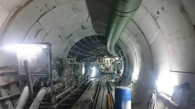 高雄道路疑因施工崩塌 台电开挖路面找原因(图) 高雄道路疑因施工崩塌 台电开挖路面找原因(图)