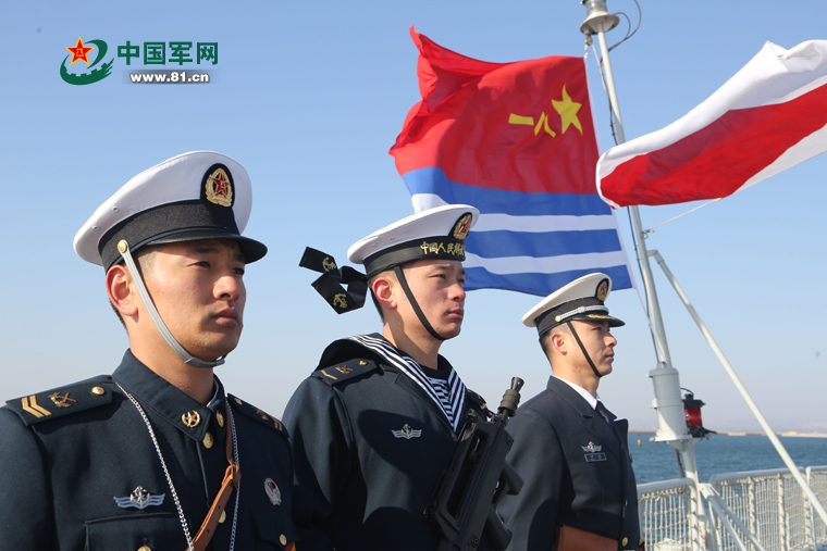 西宁舰官兵在新升起的海军旗下值班.王松岐 摄