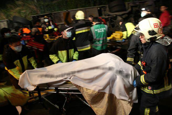 图集:台游览车翻覆造成33死11伤 现场宛如地狱_台湾万象_中国台湾网