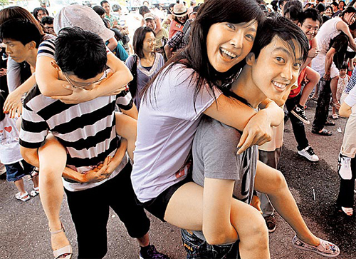 组图农历七夕催情台湾各地情侣拥吻宣示爱情