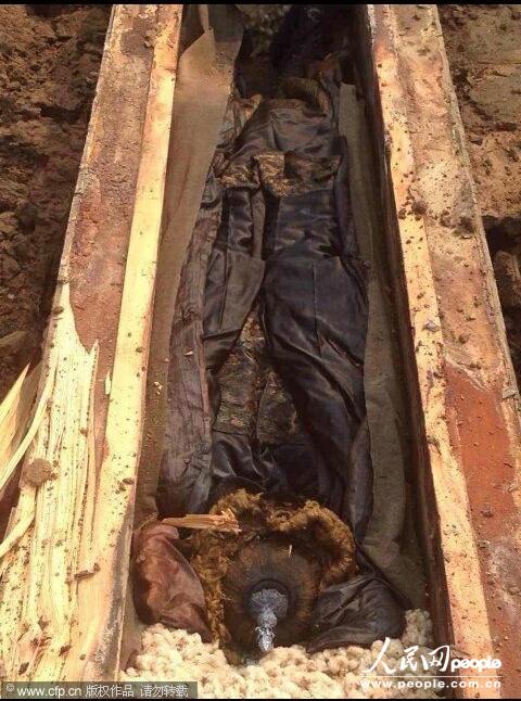 高清:河南项城挖出身着清朝官服干尸 尸体保存完好