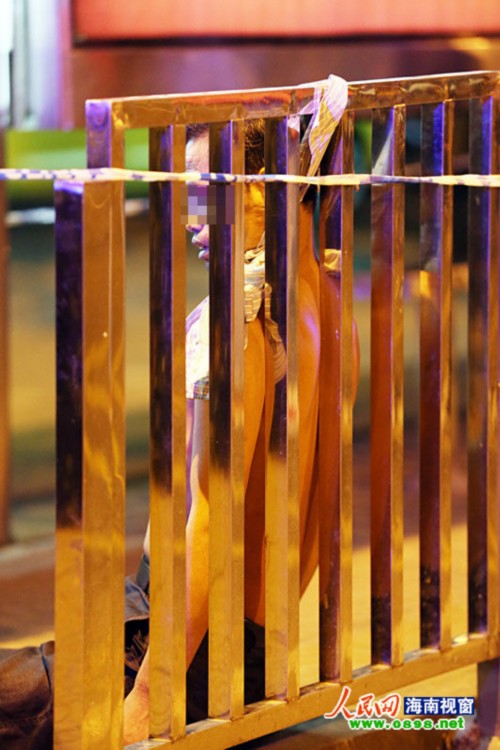 海口一男子因生活不如意在公交站台自缢身亡