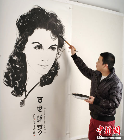 青年画家创作水墨肖像纪念费雯·丽诞辰100周年