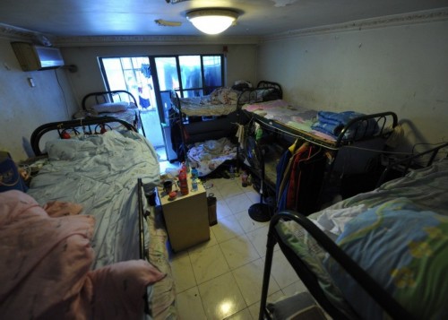 实拍北京群租房现状床铺紧靠站一人都难