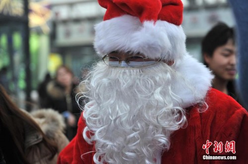 5爆表 "圣诞老人"戴口罩派礼物_时政新闻_中国台湾网