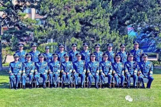 空军升第三位女少将曾是首位女师长图