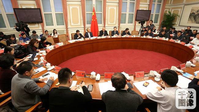 1月7日,北京市代市长蔡奇就雾霾问题与市民、媒体代表座谈。图为座谈会现场。千龙网发