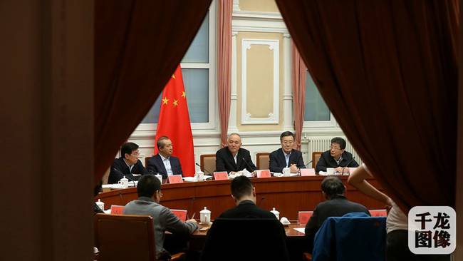 1月7日,北京市代市长蔡奇就雾霾问题与市民、媒体代表座谈。图为座谈会现场。千龙网发