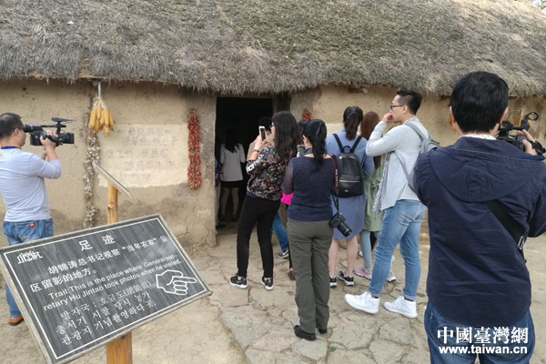 从旧日课本走进现实新篇 媒体人感受凤阳小岗村旧貌换新颜_时政新闻_