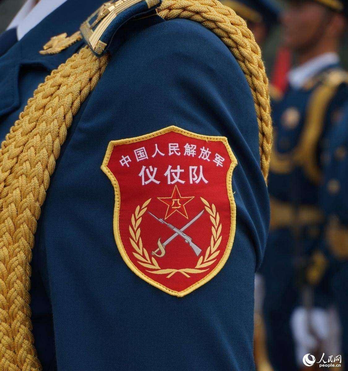 7月29日,在中国人民解放军陆海空三军仪仗队驻地,仪仗队正在进行表演.