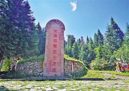 位于四川省红原县刷经寺镇亚休村的红军烈士墓. 董 彬摄
