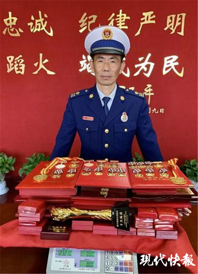 消防"兵王"万余次救援 奖章奖状46斤_时政要闻_中国台湾网