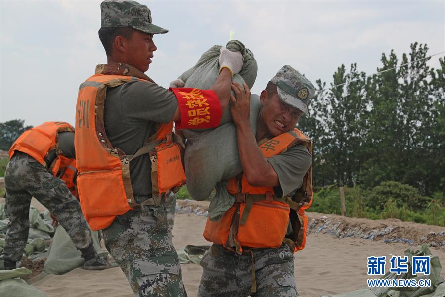 在党旗指引下——第71集团军某旅工兵连党员突击队抗洪记事