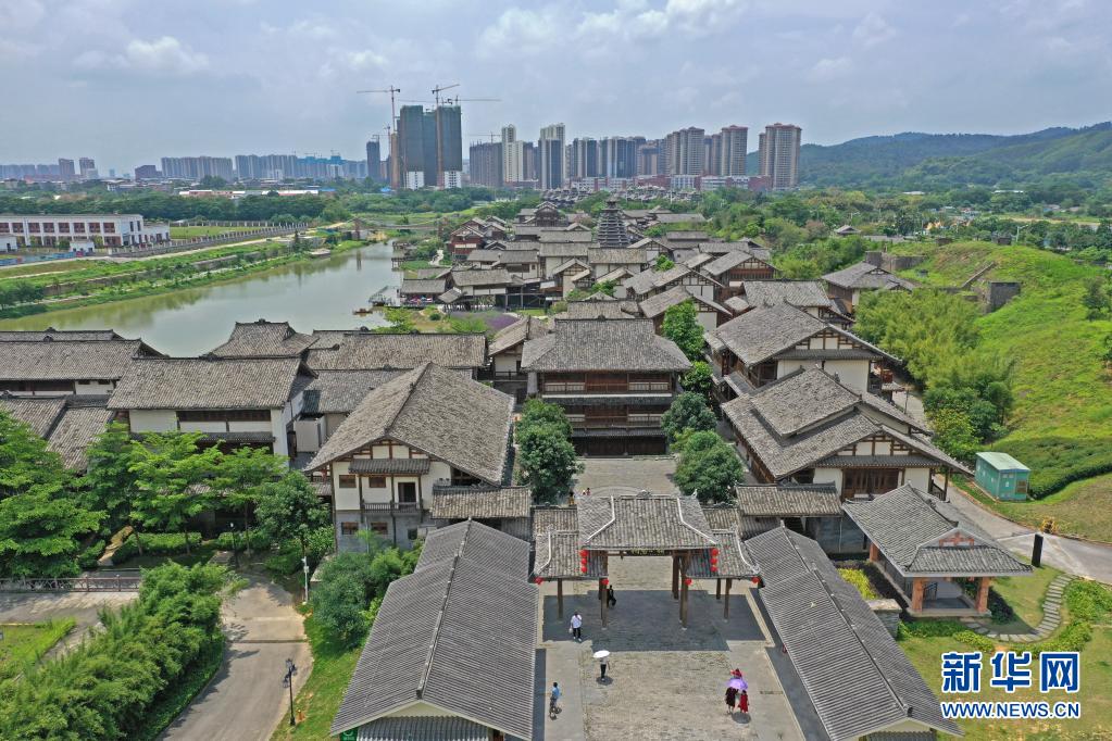 这是广西南宁市相思小镇(5月4日摄,无人机照片).