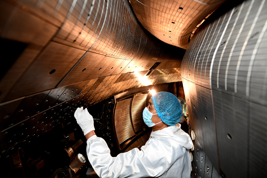 在中科院合肥物质科学研究院,工作人员对全超导托卡马克核聚变实验