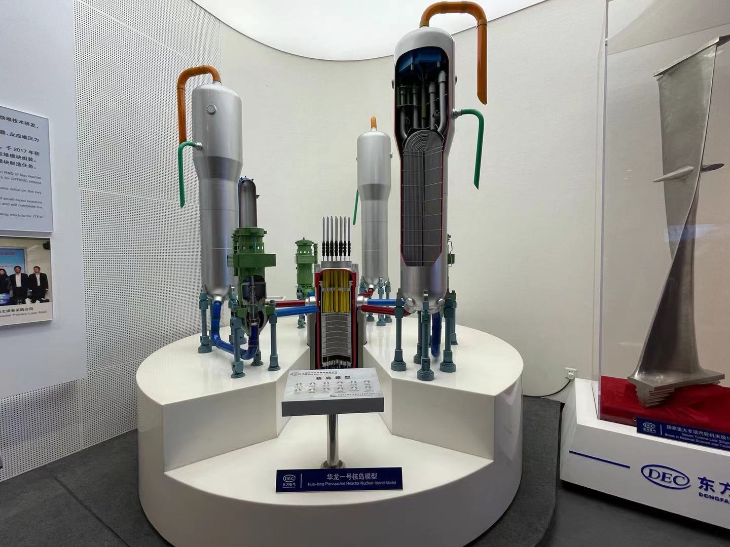 东方电气研制的"华龙一号"主设备模型.人民网 许维娜摄