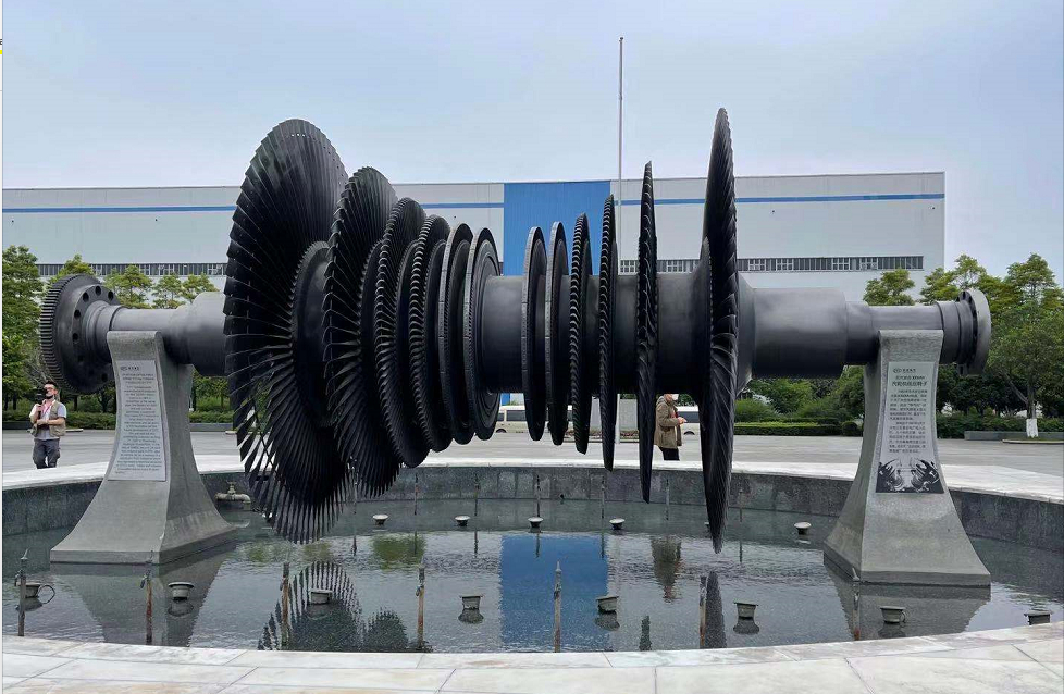 东汽自主研制的首台30万千瓦汽轮机转子.人民网 许维娜摄