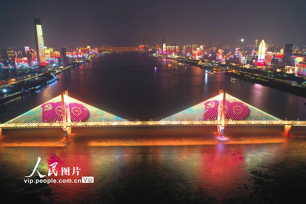 庆祝建党100周年灯光秀精彩上演