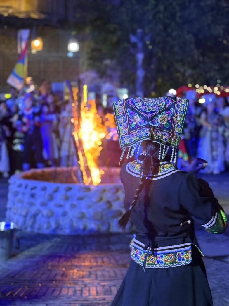 2025年7月,贵州乌江寨“万人打跳夜”现场。受访者供图