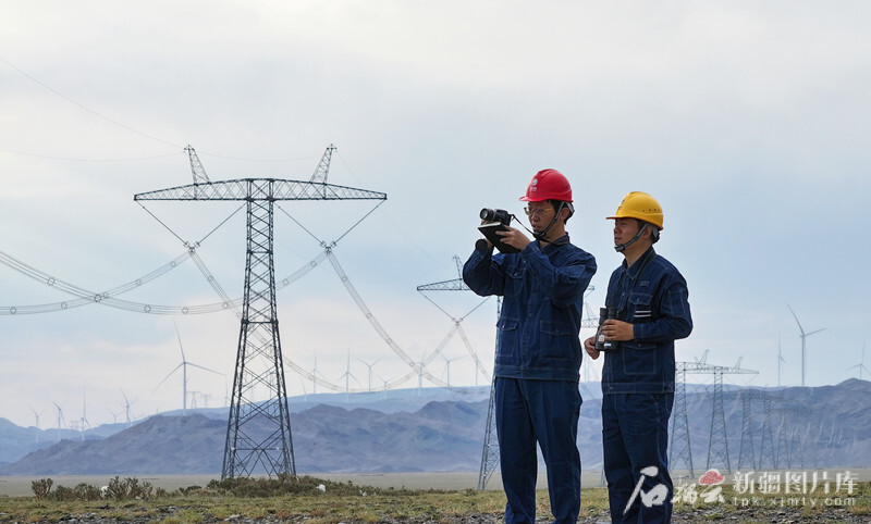 7月6日,在新疆昌吉回族自治州木垒哈萨克自治县大石头乡,新疆送变电公司员工在巡视昌吉—古泉±1100千伏特高压直流输电线路。(张利民 摄)