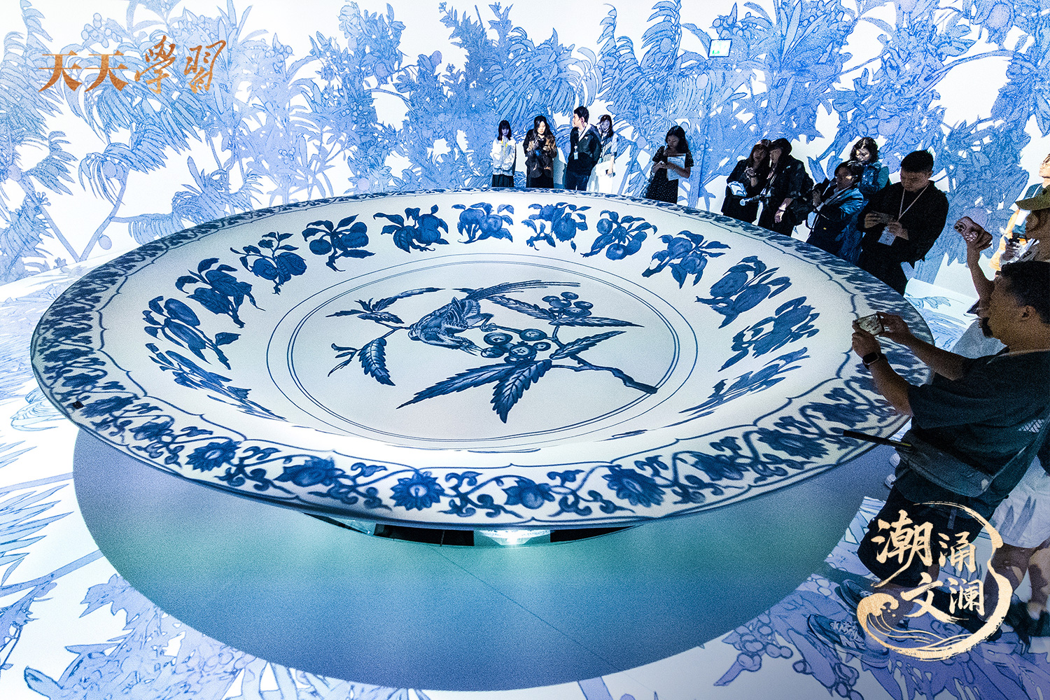 2025年5月13日,“‘纹’以载道——故宫博物院沉浸式数字体验展”亮相香港故宫文化博物馆。