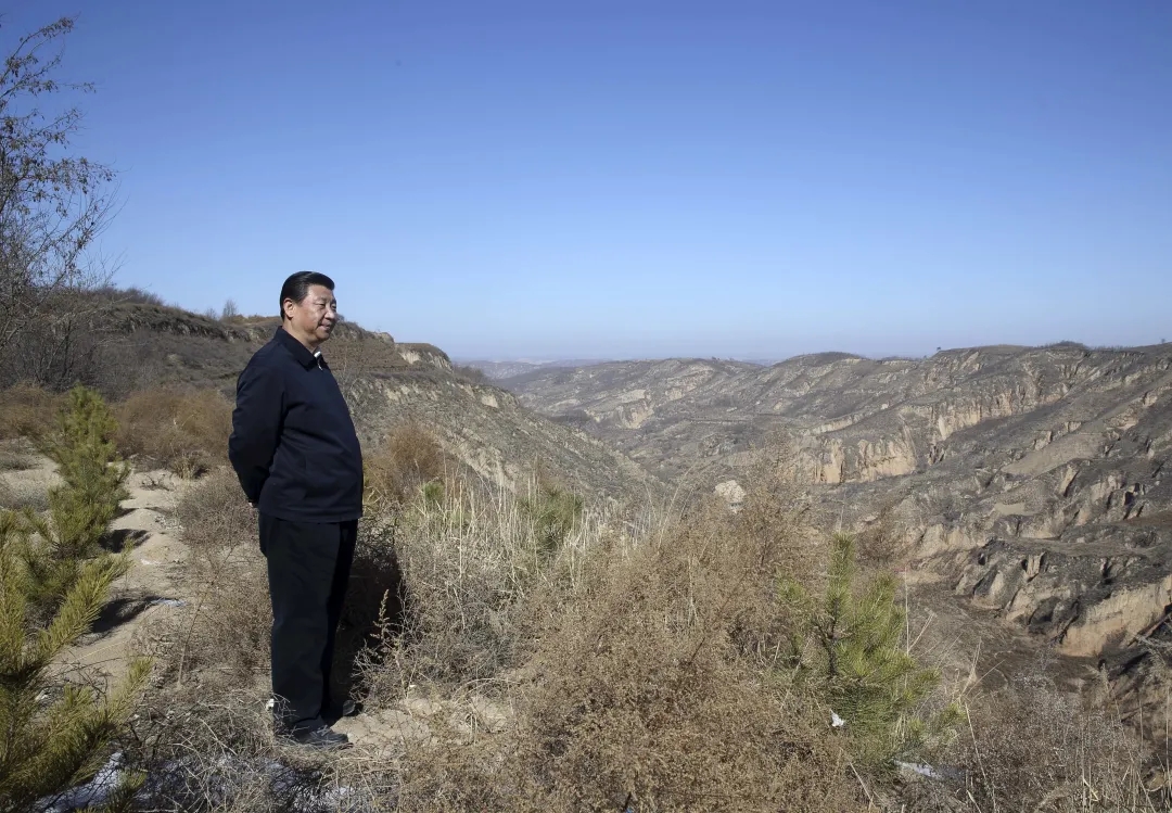 2015��2��13�գ�ϰ��ƽ�ص�����ʡ�Ӱ����Ӵ����İ��������ҺӴ忴���������ס���һ��ɽ·�ϣ���ͣ����������Ŀ������