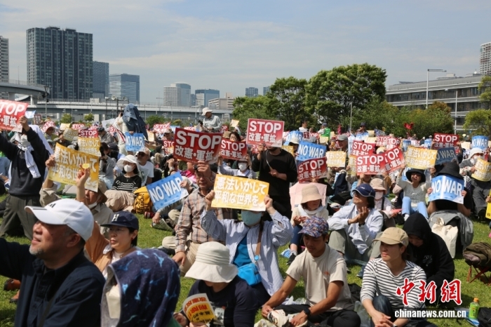 5月3日是日本宪法日。当日约5万名日本民众在东京有明防灾公园举行守护宪法集会,呼吁坚持和平宪法、反对战争与军备扩张。<a target='_blank' href='/' _fcksavedurl='/'><p align=