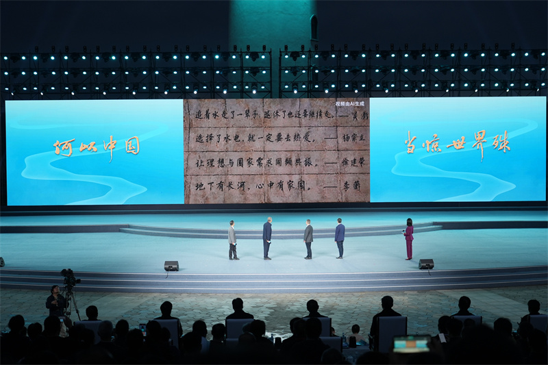 四位总师转身,看向大屏幕瞬间。主办方供图