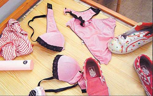 中国台湾网 新闻中心 本网快讯 > 正文王男失恋压力大,偷女生宿舍内衣