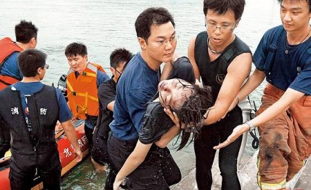 台12岁女生舍身求落水男友两人河底紧拥图