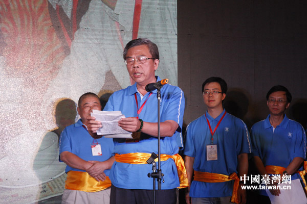 "情系三晋"两岸嘉宾大联欢,第一车嘉宾林清财的激情朗诵(中国台湾网