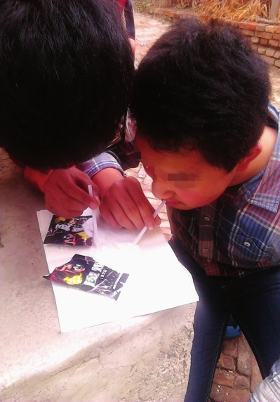 孩子们用果粉模仿吸毒