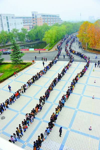 就业双选会 学生排长队