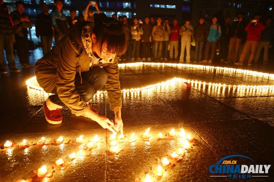 青岛大学生为输油管道爆燃事故遇难者默哀