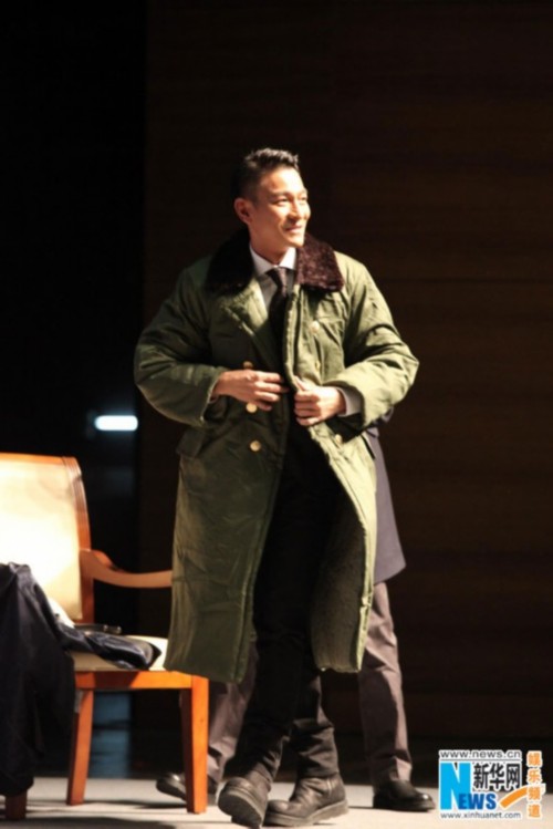 刘德华穿军大衣亮相清华(组图)