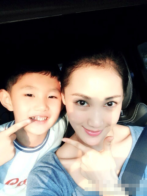 韩磊妻儿曝光 美艳娇妻曾获封"蒙古族之花"