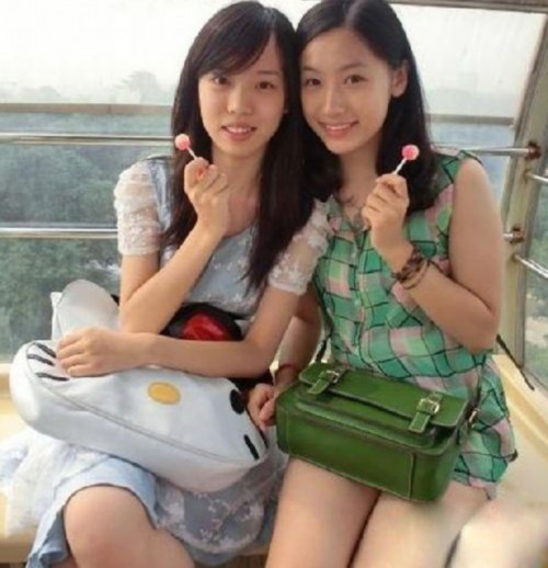 高中又一同参加学校的健美操队,并双双获得了"健美操国家二级运动员"