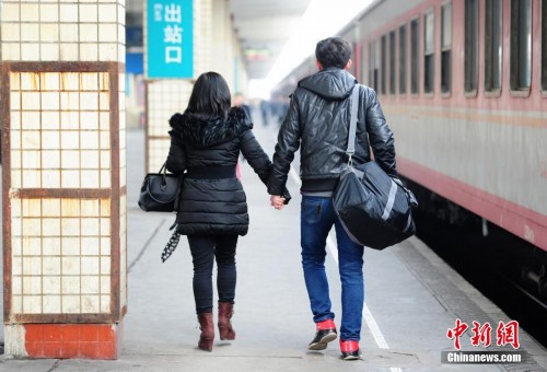 高清春运开启游子学子回乡之路车站那些幸福瞬间