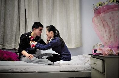 3月1日晚8点半,心情激动的冯莹,杨海斌在病房试戴写有"新娘","新郎"的