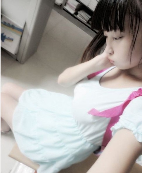 小学生性感照引发争议 网友忙问:这是小学生?_科教_中国台湾网