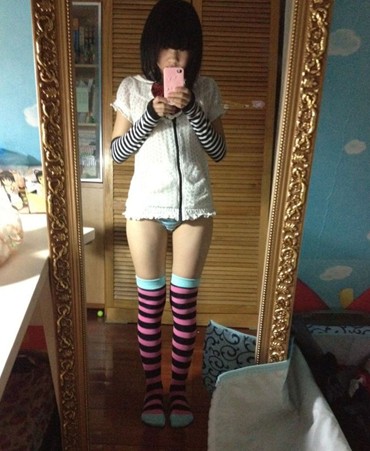 小学生性感照引发争议 网友忙问:这是小学生?