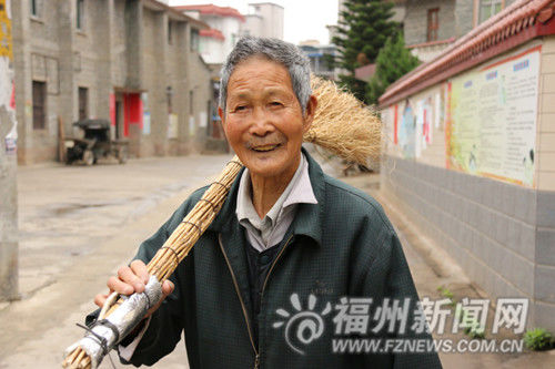 九旬老人义务扫街22年:只要走得动就一直扫下去_科教_中国台湾网