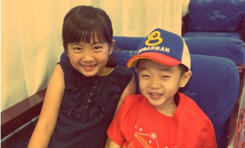 杨阳洋机场偶遇黄多多 耍宝开启"情侣档"模式