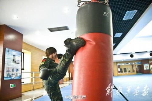 实拍中国女特警风采:扮成空姐抓捕"歹徒"